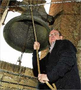 Jordi Espinalt tocant la campana gran, la Petra, d´uns 700 quilos de pes - Autor: REDÓ, Salvador