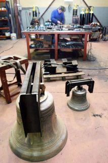 Fotografía de un taller de forja y reparación de campanas. - Autor: E. G.