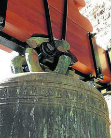Uno de los enganches de la campana a la peineta está roto - Autor: MOYA RUFINO, Javier