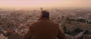 Una imagen del spot. Conesa observa la ciudad desde el campanario de la Catedral. - Autor: TARRAGONA FILM OFFICE