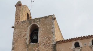 La campana de l'església de Begur, que ha deixat de repicar durant les nits, ahir al migdia - Autor: AGULLÓ, Emili
