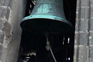 El badajo de la campana mayor de la Catedral Metropolitana recibió mantenimiento y se corrigió su golpe, por lo que las campanadas de bienvenida a 2015 se esperan más sonoras, más claras y de mayor duración. - Autor: www.siame.mx