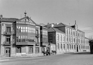 La fábrica Viuda de Murua, en la confluencia de Portal de Legutiano y la calle Francia - Autor: ARINA, Santiago / Archivo Municipal