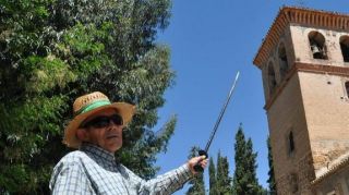 Un vecino señala la torre del campanario - Autor: VÍLCHEZ, R.