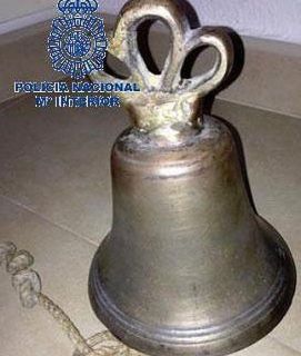 La campana fue recuperada y entregada a la iglesia de la que fue sustraída - Autor: SUR