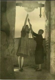 Vicenta y su madre, igualmente Vicenta, tocando las campanas. Foto: Ayuntamiento