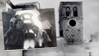 El viejo campanario y junto a él una de las campanas en el nuevo (1962) gentileza Jesús Calvo Guillén) - Autor: URZAINQUI BIEL, Carlos