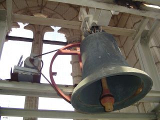Un motor de volteo recibe las ordenes del ordenador y acciona una campana en una de las agujas de la Catedral de Burgos