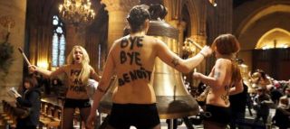 Activistas de Femen en Notre Dame - Autor: LA GACETA