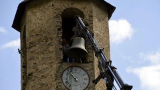 El campanar de la iglesia de Sant Bartomeu de Tavascan en el momento que se estaba descolgando la campana con la ayuda de una grua para llevarla a restaurar - Autor: ACN / M. LLUVICH