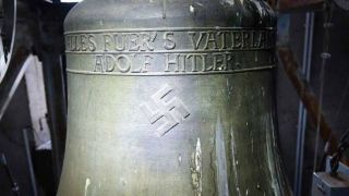 La campana de Herxheim am Berg en la que está grabado el nombre de Adolf Hitler - Autor: EL CONFIDENCIAL