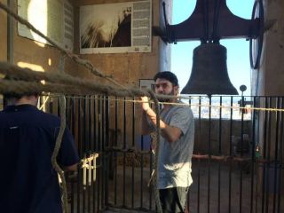 El campanero Ares Sotos durante la preparación del cordaje de las campanas.  - Autor: MORENO, Sergio
