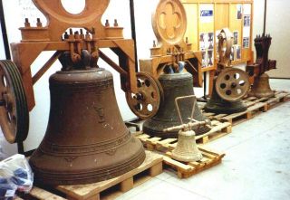 Las campanas antes de la restauración - Foto 2001 Técnica y Artesanía S. L. L. (2001)