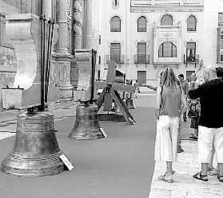 Las campanas expuestas - Foto Información (2003)