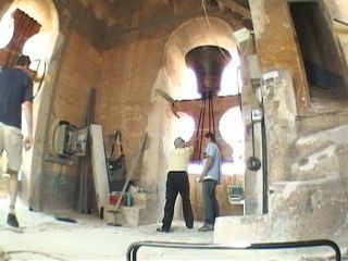 Provant les campanes restaurades - Foto LLOP i BAYO, Francesc (24/07/2003)