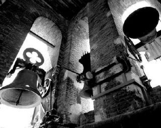 Imagen tomada ayer de tres de las campanas que forman parte de la torre de la Concatedral de San Nicolás  - Foto H. LORENZO - Diario INFORMACIÓN (05/08/2003)