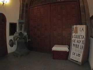 La campana mediana expuesta en el cancel de la iglesia - Foto LLOP i BAYO, Francesc (02/09/2003)