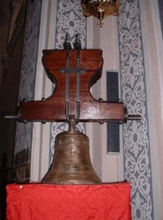 La campana expuesta en la iglesia del Seminario de Segorbe - Foto 2001 Técnica y Artesanía S. L. L. (2003)