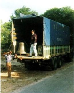 Llegada de las campanas al Vedat transportadas por la empresa de Francisco Verdet
