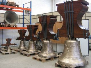 Las campanas en el taller de restauración - Foto 2001 TÉCNICA Y ARTESANÍA S. L.
