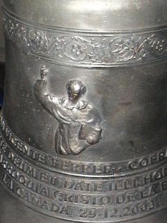 La campana de Sant Vicent exposada en la nau del temple. Foto LLOP i BAYO, Francesc (21/11/2003)