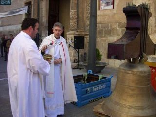 Don Efrén bendiciendo las campanas antes de ser izadas de manera definitiva