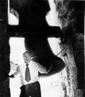 El recordado Pascual Calvete junto a la campana mayor de la Catedral. Año 1976 (foto Moliner-archivo Pedro Agón).
