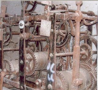 Maquinaria del antiguo reloj que hubo en el exterior de la torre y que ahora se puede ver en una de las plantas (foto Pedro Agón)