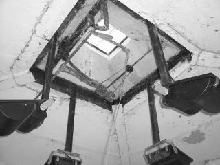 (Figura 10) Trampilla de acceso en el centro del tejado. Transmisión del reloj al mazo de la campana. - Foto Daniel SANZ PLATERO (2008)