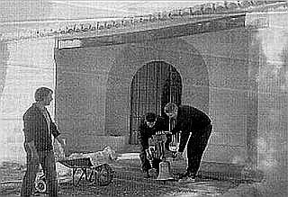 Dos trabajadores y el arqueólogo municipal muestran la campana de la ermita de Santa LlÚcia de Xàbia - Foto C. P.