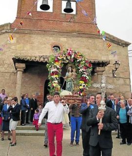 La procesión con la patrona tras la misa cuya recaudación será para restaurar las campanas - Autor: GÓMEZ, E.