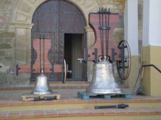Imagen de las campanas, ya restauradas, antes de ser colocadas en el campanario. - Foto Ángel HUGUET