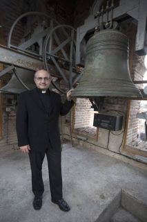 Ignacio Torres en el campanario de Nuestra Señora de de la Asunción - Autor: ROSILLO, Ignacio / EL PAÍS