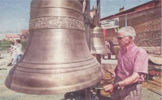 Cayo López, el más veterano de los campaneros, de Villacienzo, hizo su demostración con las campanas traídas desde Saldaña - Autor: PATRICIA / DIARIO DE BURGOS