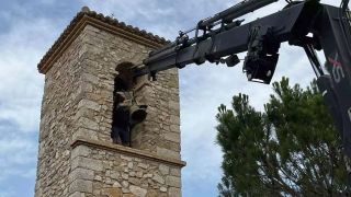 Trabajos de desmontaje de la campana de la ermita de Sant Esteve que no fue robada. - Autor: PERALES IBORRA / LEVANTE-EMV