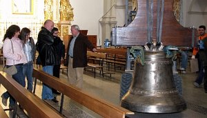 Trabajos de descarga de la nueva campana en la Iglesia de Santa Catalina - Autor: L. V.