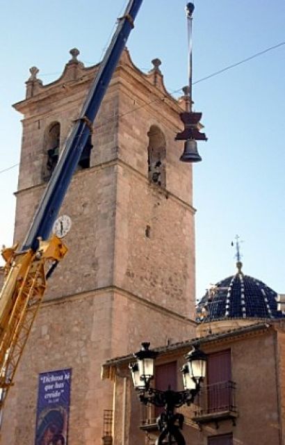 Una gran grúa levantó la campana hasta la torre - Autor: NAVARRO, Amparo