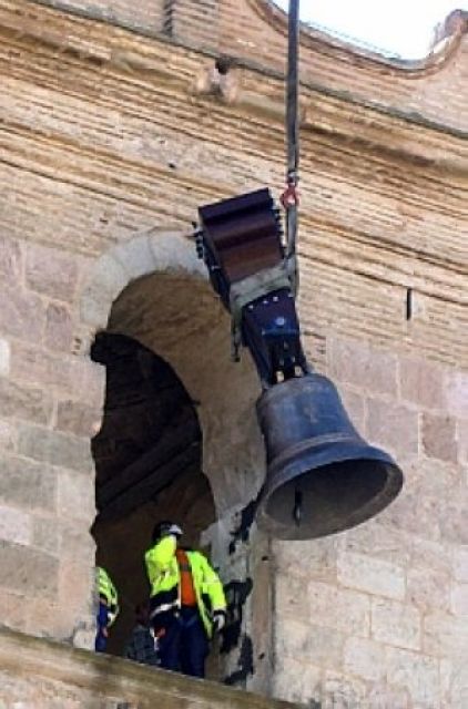 La campana llega a la ventana de la torre - Autor: NAVARRO, Amparo