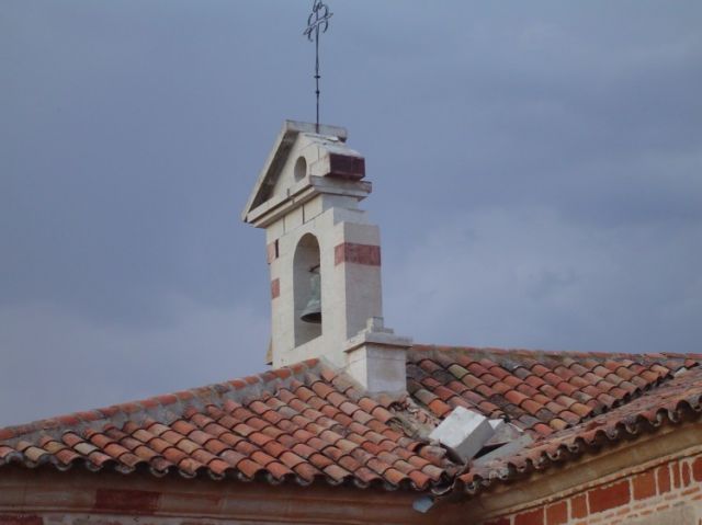 Detalle del tejado sobre el que cayeron piedras del campanario de la ermita - Autor: LANZA DIGITAL