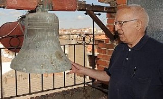 El Pilar. José Gil sostiene la pequeña campana 'de aldea' que remata el campanario de esta iglesia, inaugurada el 1 de mayo de 1959. Debido a sus dimensiones no se utiliza, ni tampoco el sistema de megafonía que también se puso en su momento. - Autor: PODIO, Manuel