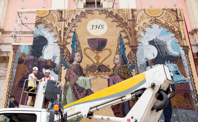 El tapiz del Corpus Christi, con una imagen del Santo Cáliz en el centro, ya está instalado en la Plaza de la Virgen - Autor: MARTOS, S. / AVAN