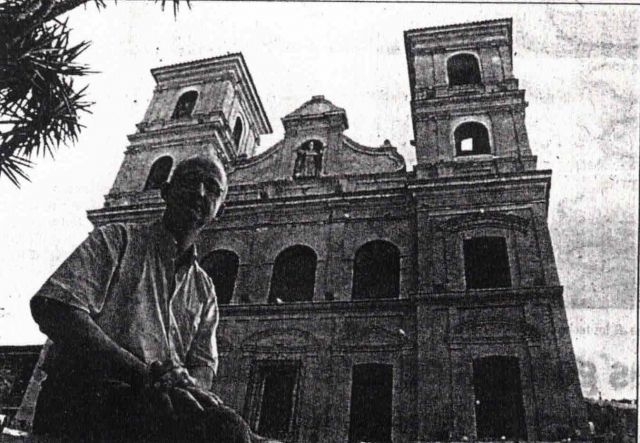 Enrique Máximo posa frente a las campanas de la iglesia de Santo Domingo