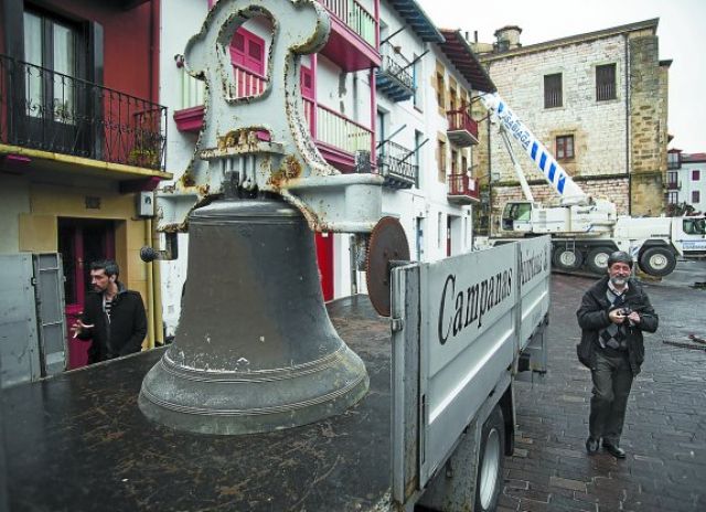 Las campanas fueron trasladadas a un taller de Saldaña (Palencia) a principios de marzo - Autor: DE LA HERA, F.