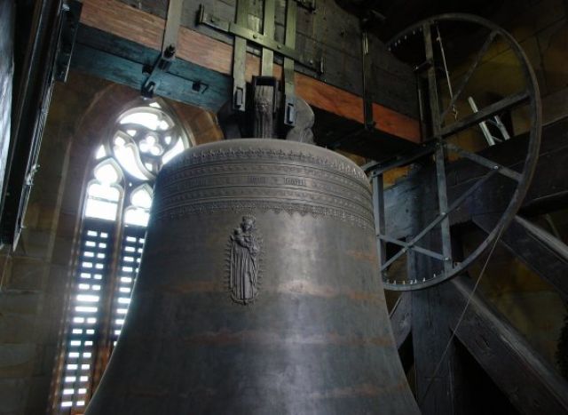 The church bell at Erfurt Cathedral, cast in 1497 with the inscription “Fulgur arcens et dæmonos malignos” (or “warding off lightning and evil spirits”). (Photo: Kolossos/Wikimedia Commons)