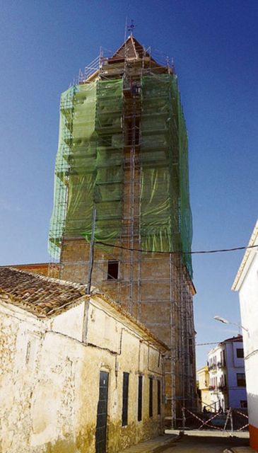 La imponente torre de la parroquia de Mahora, repleta de andamios. - Autor: FERNÁNDEZ