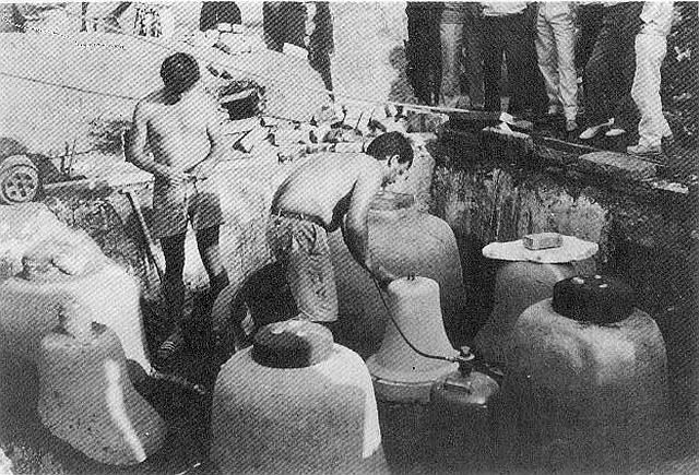 Preparando los moldes - Foto CABRELLES MARTÍNEZ, José Luis (1990)