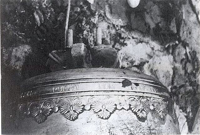 Sacando las campanas de los moldes - Foto CABRELLES MARTÍNEZ, José Luis (1990)