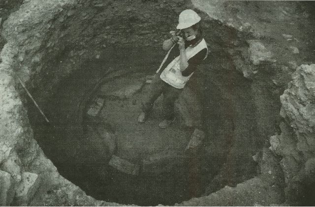 El arqueólogo Nicolás Zuazúa toma imágenes de uno de los hornos de fundición de campanas hallados en el solar de las Salesas
