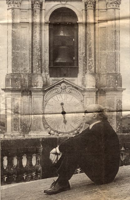 José Saramago, en el edificio en el que ambiento su novela Memorial del Convento