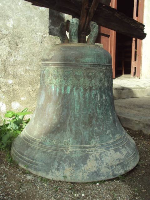 Campana de 1851 fundida en CALLE DE LA OBRA PIA FRENTE EL NUMERO. 3. Se conserva en la iglesia parroquial de Palmira, provincia de Cienfuegos.